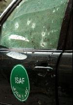 Et køretøj fra ISAF blev gennemhullet ved eksplosionen. - Foto: AP 