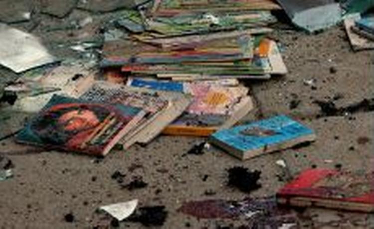 Rester efter bomben i den travle forretningsgade i Kabul. - Foto: AP 