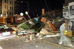 Mange huse kollapsede ved skælvet, der fandt sted om natten, japansk tid. - Foto: AP 