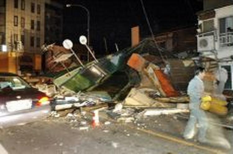 Mange huse kollapsede ved skælvet, der fandt sted om natten, japansk tid. - Foto: AP 