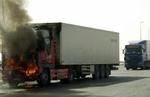 En lastbil i flammer nær byen Mosul. Konvojen blev overfaldet og to tyrkiske chauffører dræbt. - Foto: AP 