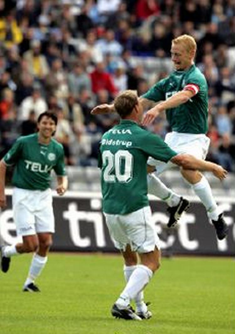 Viborgs Stefan Bidstrup tiljubles af anfører Jakob Glerup efter en scoring mod AGF. - Arkivfoto: Claus Bonnerup 