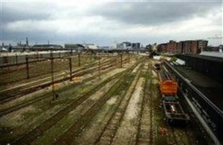 Arealet ved Kalvebod Brygge som DSB har store planer for. Bygningen i midten af billedet, den gamle Godsbanegård, bliver en del af det nye Rigsarkiv. Til venstre skal de nye magasiner ligge. Med grønt på toppen.   Foto: Jens Dresling 