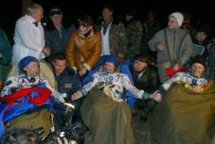 Russiske Yuri Shargin og Gennady Padalka samt amerikanske Michael Finck kort efter landingen i den nordlige del af Kazakhstan. - Foto: AP 