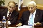 Arel Sharon (th) og vicepremierminister Ehud Olmert under ministermødet. - Foto: AP 