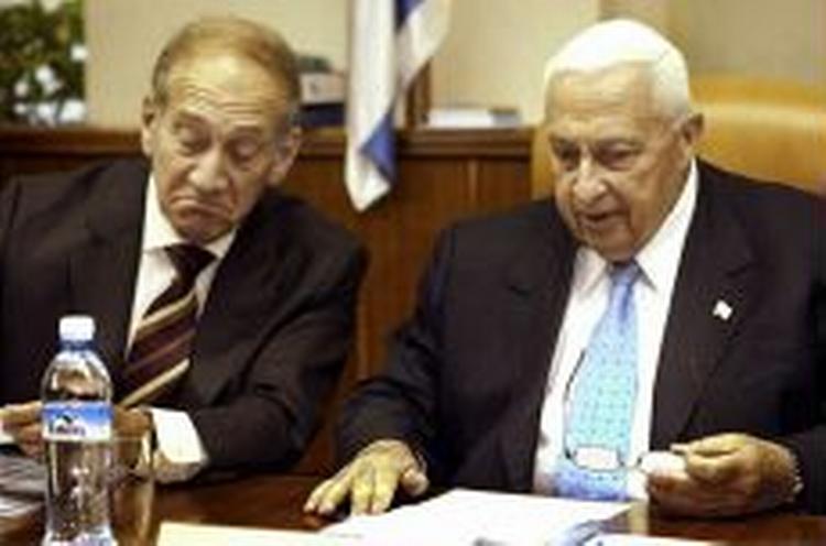 Arel Sharon (th) og vicepremierminister Ehud Olmert under ministermødet. - Foto: AP 