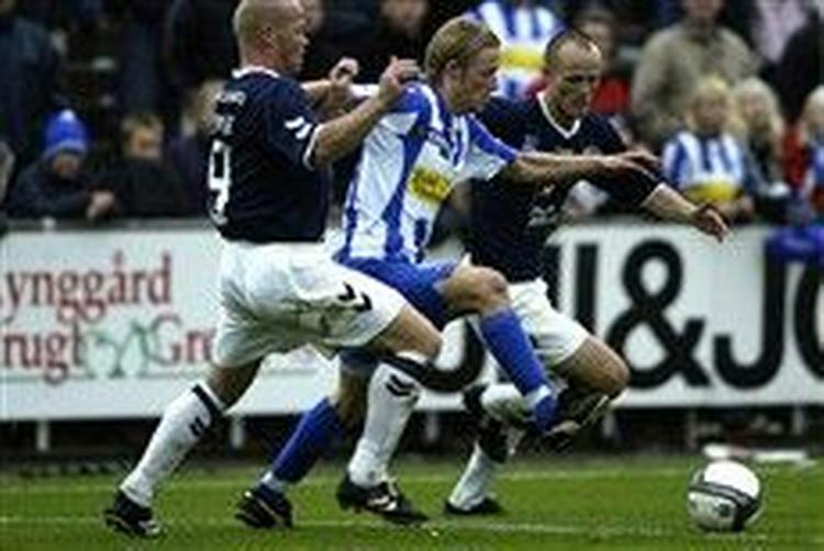 AGFs Stig Tøfting (t.v) og Nicklas Carlsson var alvorligt på hælene mod Søren Barslund og Esbjerg. Alligevel fik Esbjerg først afgjort kampen fem minutter før tid.   Foto: Lars Skaaning 