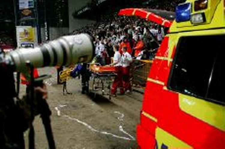 Læger og redningsfolk forsøgte straks efter faldet forgæves at redde den unge mands liv. - Foto: Martin Lehmann 