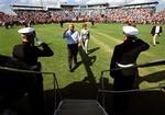Præsident George W. Bush ankom til vælgermøde til lyden af temaet fra heltefilmen  Top Gun .   Foto: Pablo Martinez MonsivaisA! 