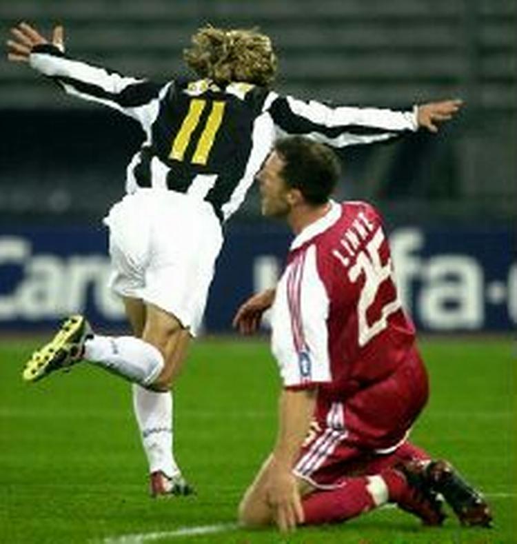 Pavel Nedved, der her scorer mod Bayern, er en af mange stjerner i Juventus. men sjældent mere end 20.000 møder op på stadion. - Foto: AP 