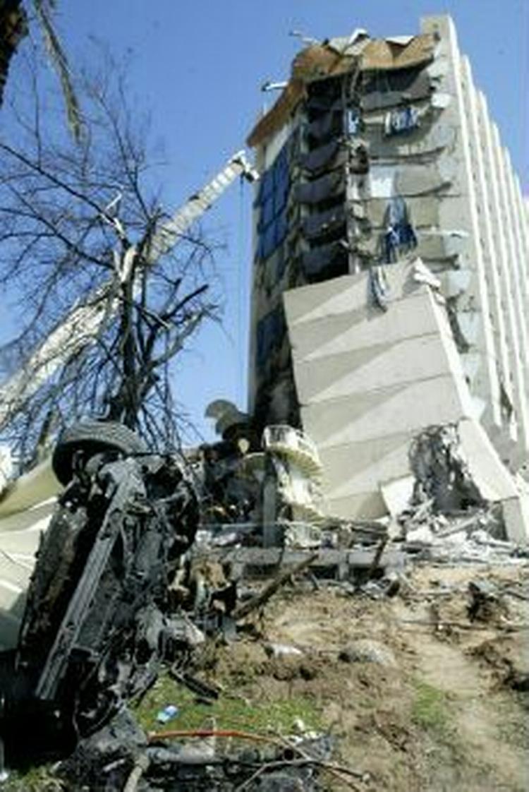 Hilton-hotellet blev ødelagt ved bombesprængningen. - Foto: AP 