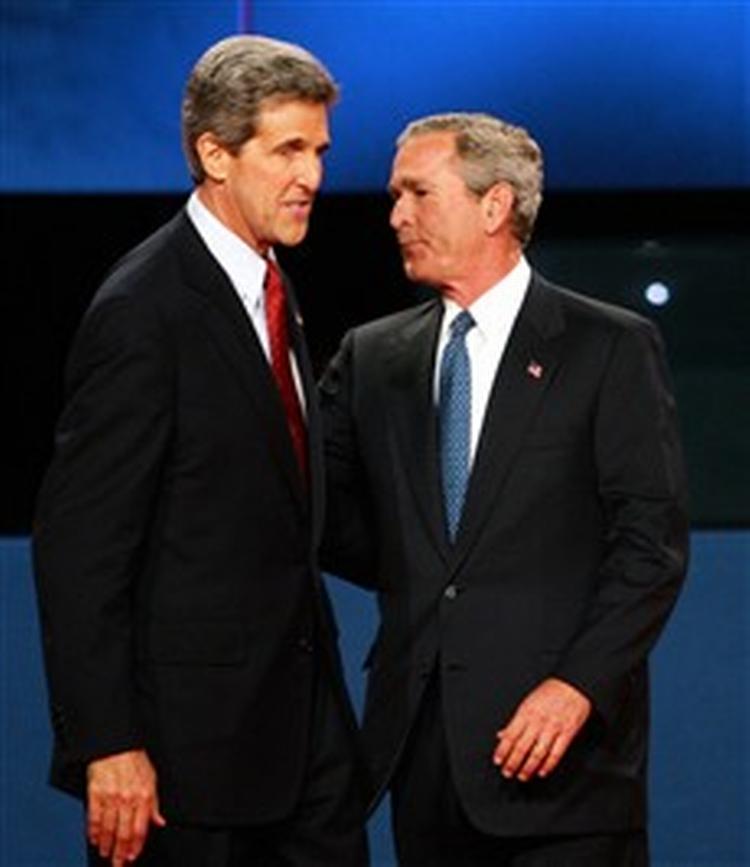 Der synes ikke at være enighed mellem Bush og Kerry om, hvem skal danse herre eller dame. - Foto: AP 