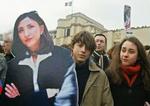 Ingrid Betancourt på papskiltet er tidligere præsidentkandidat i Colombia, men sidder nu fanget hos FARC. Billedet stammer fra februar, hvor hendes to børn demonstrerede for hendes løsladelse. - Foto: AP 