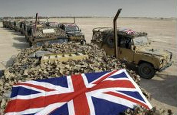 Den britiske forsvarsminister Geoff Hoon har forsikret om, at overflytningen kun er midlertidig, men alligevel er der forøget bekymring for at det vil føre til flere dræbte britiske soldater. - Foto: AP 
