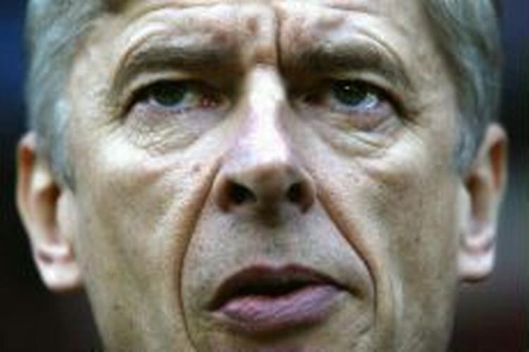 »Jeg elsker denne klub, og jeg er meget glad for at være her«, siger Arsene Wenger, der nok ved hvordan man man plejer klubbens fans. - Foto: AP 