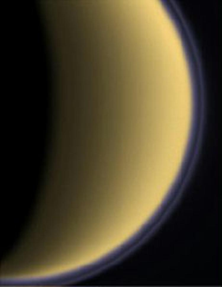 Titan er den eneste måne i vores solsystem med en atmosfære. Derfor er den interessant for forskerne. - Foto: AP 