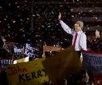 Kerry tiljubles efter en tale i svingstaten New Mexico. - Foto: AP 