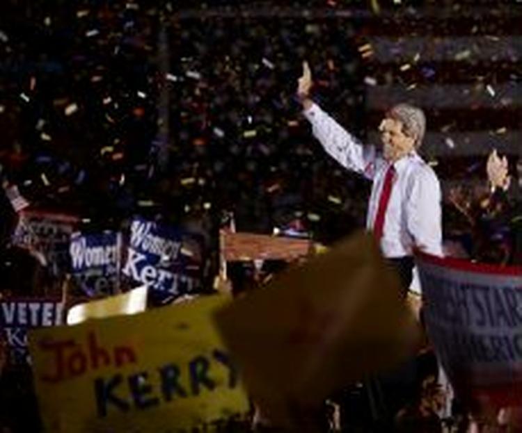 Kerry tiljubles efter en tale i svingstaten New Mexico. - Foto: AP 