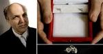 Anders Lindgård har købt diamanter på Lauritz.com for 14.000 kroner. Nu siger han, at han er blevet snydt. Auktionshuset indrømmer fejlen og har givet ham pengene tilbage.   Foto: Peter Hove Olesen 