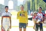 Vindertrioen fra i år. Lance Armstrong i midten med Andreas Klöden 8 (tv) og CSC´s Ivan Basso (th). - Foto: AP 