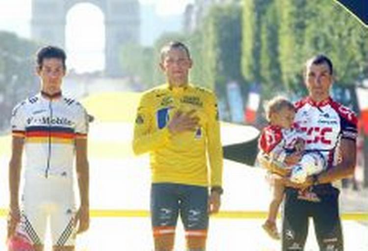 Vindertrioen fra i år. Lance Armstrong i midten med Andreas Klöden 8 (tv) og CSC´s Ivan Basso (th). - Foto: AP 