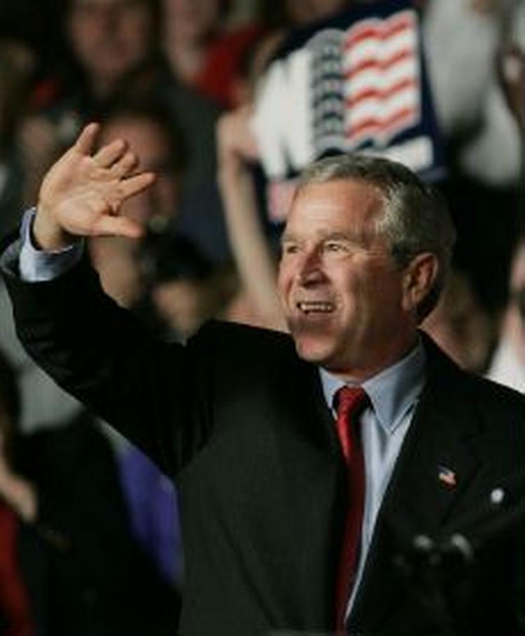 Den uheldige udnævnelse lader ikke til at slå Bush ud af den i valgkampen. - Foto: AP 
