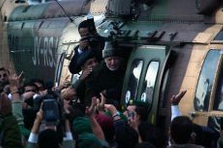 Arafat mistede angiveligt i forgårs pludselig bevidstheden og er blevet behandlet adskillige gange de seneste dage, uden at lægerne har fortalt præcis, hvad der er galt med Arafat. - Foto: AP 