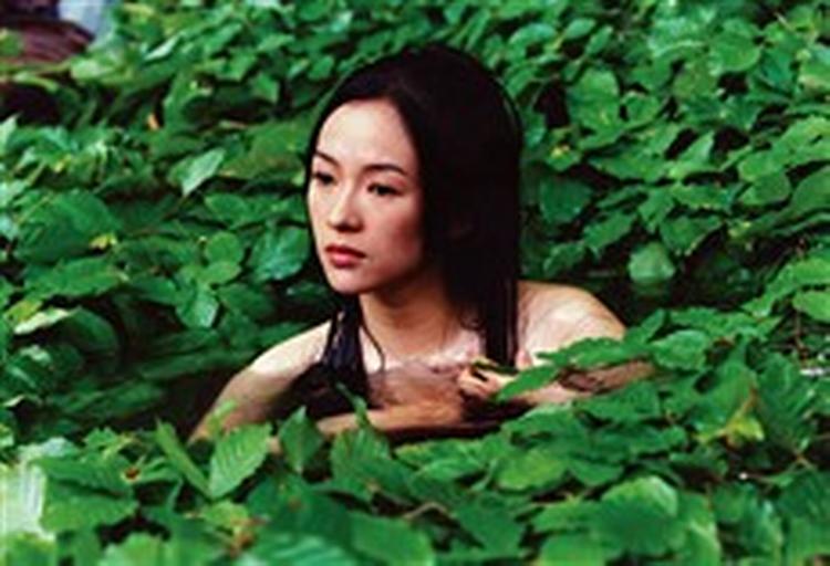 Det er vigtigt for den kinesiske instruktør Zhang Yimou, at hans historier fortælles på en smuk baggrund. Og skuespilleren Zhang Ziyi lever meget godt op til dette ideal. - PR-foto: Sandrew/Metronome 