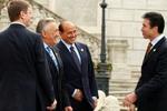 Statsminister Anders Fogh Rasmussen (V) hilser på Berlusconi (th), den ungarske udenrigsminister Kovacs og den ungarske premierminister Gyurcsany (th). - Foto: AP 