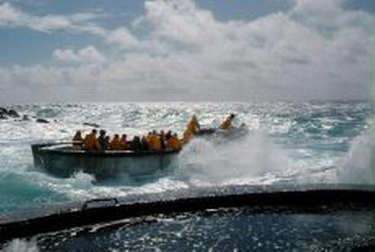 Beboerne på Pitcairn er helt afhængige af denne båd for at hente proviant til øen, og de seks dømte mænd er blandt de få, der kan betjene den. - Foto: AP 
