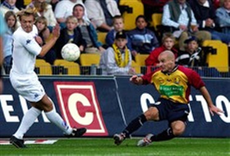 Med Bo Svenssons karantæne træder Ole Tobiasen (tv.) igen ind i FCK s forsvar, hvor han kan forvente nye nærkampe med FCN s Tommy Olsen.   Foto: Finn Frandsen 