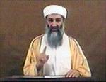 Osama bin Laden fremstod rolig og i udmærket form på tv-optagelsen, der blev vist på den arabiske tv-station al-Jazeera. - Foto: AP 