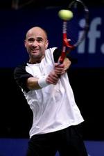 Agassi er klar til finalen i Stockholm efter 7-6 7-6 mod tyskeren Haas. - Foto: AP 