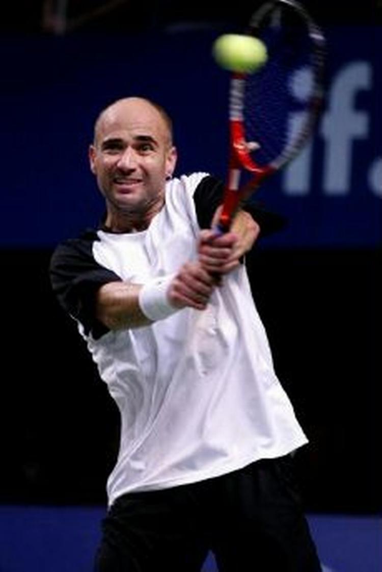 Agassi er klar til finalen i Stockholm efter 7-6 7-6 mod tyskeren Haas. - Foto: AP 