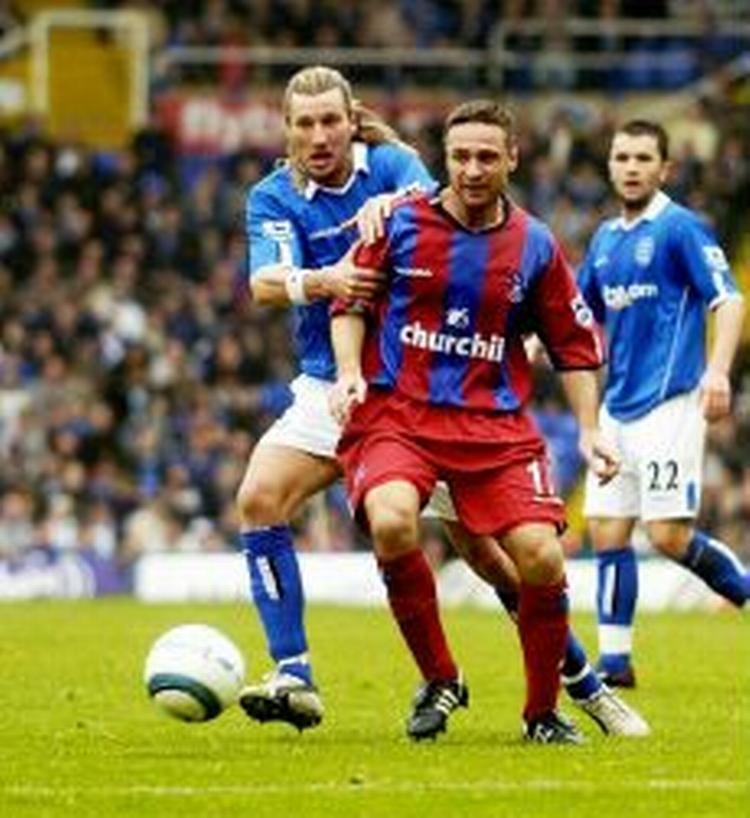 Birminghams Savage i kamp med Michael Hughes (rød). - Foto: AP 