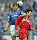 Ebbe Sand vinder en hovedstødsduel mod Stuttgarts Soldo. Sand lagde op til et af Schalkes mål i 3-2-sejren. - Foto: AP 