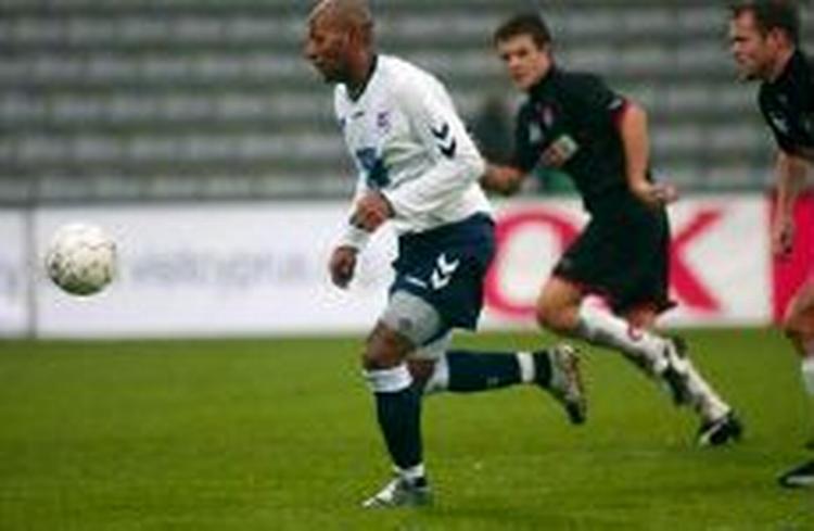 Jeffrey Aubynn (hvid) scorede sit tredje sæsonmål mod FC Midtjylland. - Foto: Rasmus Baaner 