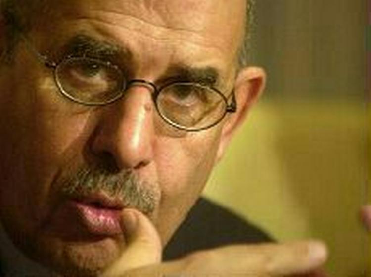 Hvis Bush vinder valget på tirsdag, vil han arbejde på at få denne mand, FN's atomchef ElBaradei, fyret. - Foto: AP 