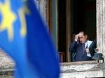 Berlusconi har travlt. Han skal dels rydde op efter den pinlige Buttiglione-affære, dels dæmpe de utilfredse gemytter i sin regering. - Foto: AP 