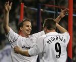 'Tømrer' Pedersen lykønsker Kevin Davies med sejrsmålet i 2-1-sejren over Newcastle. - Foto: AP 