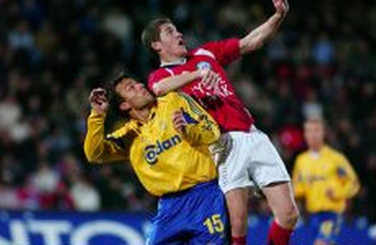Ruben Bagger (gul) i duel med Thomas Olsen. - Foto: Rasmus Baaner 