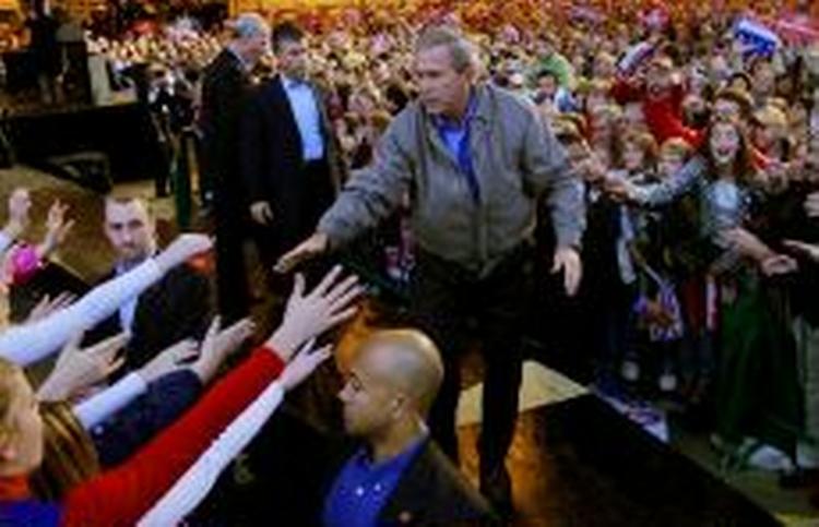 George Bush på besøg i Ohio mandag morgen amerikansk tid. - Foto: AP 