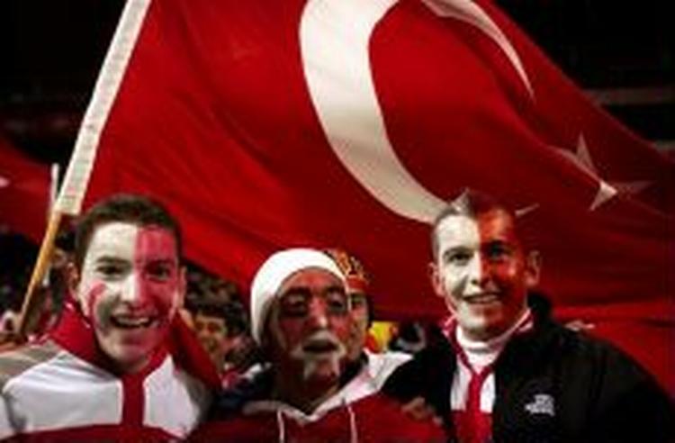 Kampen mellem Danmark og Tyrkiet i Parken endte uafgjort. Under kampen kastede tyrkiske fans lightere og mønter mod dommeren. - Foto: Jens Dresling 