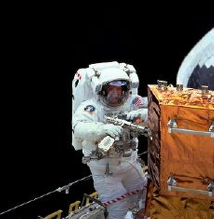 Astronaut Claude Nicollier fra European Space Agency (ESA), på arbejde. - Foto: Spacephotos.com 