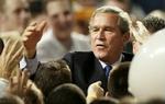 George W. Bush jagter de ti valgmandsstemmer i staten Wisconsin. - Foto: AP 