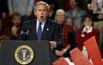 Meningsmålingerne spår dødt løb mellem de to præsidentkandidater, men hos bookmakerne er George W. Bush klar favorit. - Foto: AP 