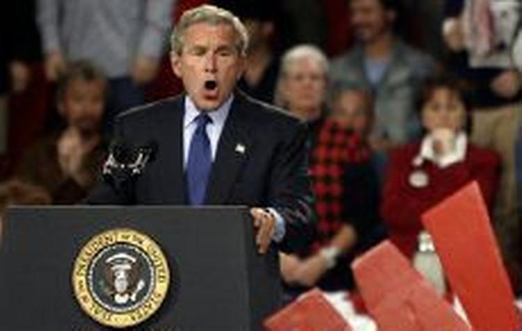 Meningsmålingerne spår dødt løb mellem de to præsidentkandidater, men hos bookmakerne er George W. Bush klar favorit. - Foto: AP 