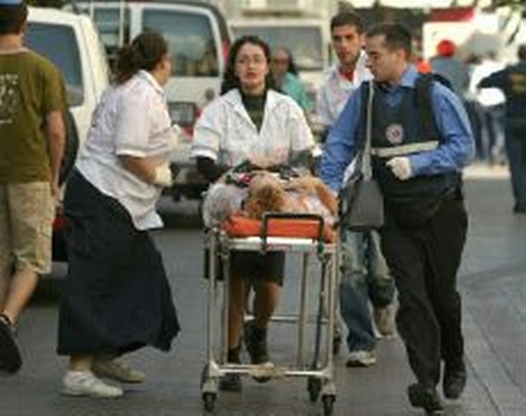 Mindst fire mennesker mistede livet ved aktionen i Tel Aviv. 36 blev kvæstet. - Foto: AP 