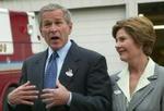 Den siddende præsident George W. Bush og hustruen Laura Bush efter at have afgivet deres stemmer på en brandstation i Texas. - Foto: AP 