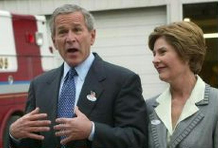 Den siddende præsident George W. Bush og hustruen Laura Bush efter at have afgivet deres stemmer på en brandstation i Texas. - Foto: AP 